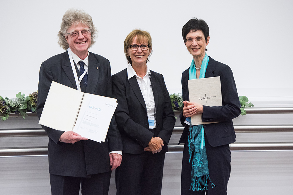 (L-R) Michael Frese, Professor Abele-Brehm, President of the German Psychological Society and Professor Brigitte Rockstroh, who was also honoured for her scientific work