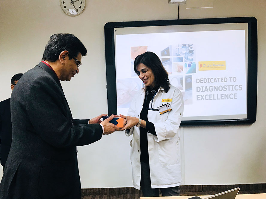 Associate Professor Prem Shamdasani, Academic Director of the Executive MBA programme, presenting a token of appreciation to Dr. Reena Nakra, Head of Dr Lal Pathlabs Institute of Laboratory Medicine