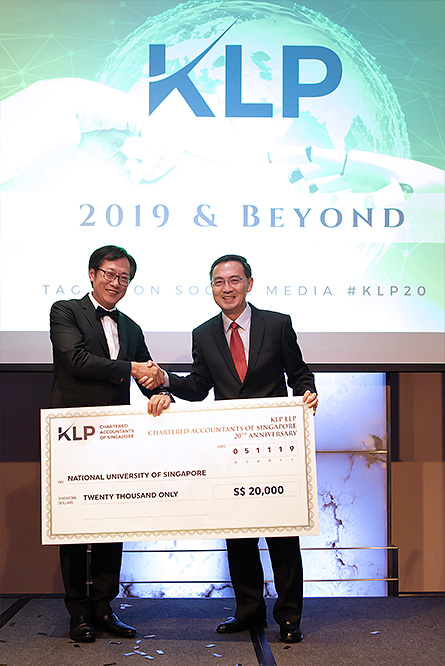 Yeong Seng (left) hands over the expendable sum that will be used to establish the two prize categories to Undergraduate Studies Vice Dean Associate Professor Chng Chee Kiong.