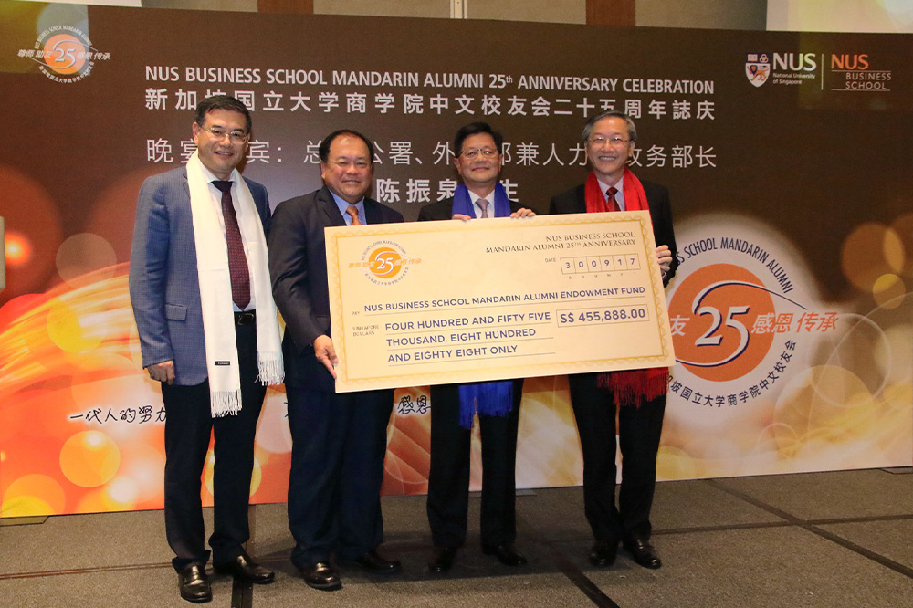 Presenting the cheque of $455,000 to kick start the new scholarship. From left: Mr Sun Xiu Shun (VP of Mandarin Alumni Association), Mr Kwek Chok Ming (President of Mandarin Alumni Association), Prof Bernard Yeung (Dean of NUS Business School) and Guest-of-Honour Minister of State for MFA and MOM, Mr Sam Tan