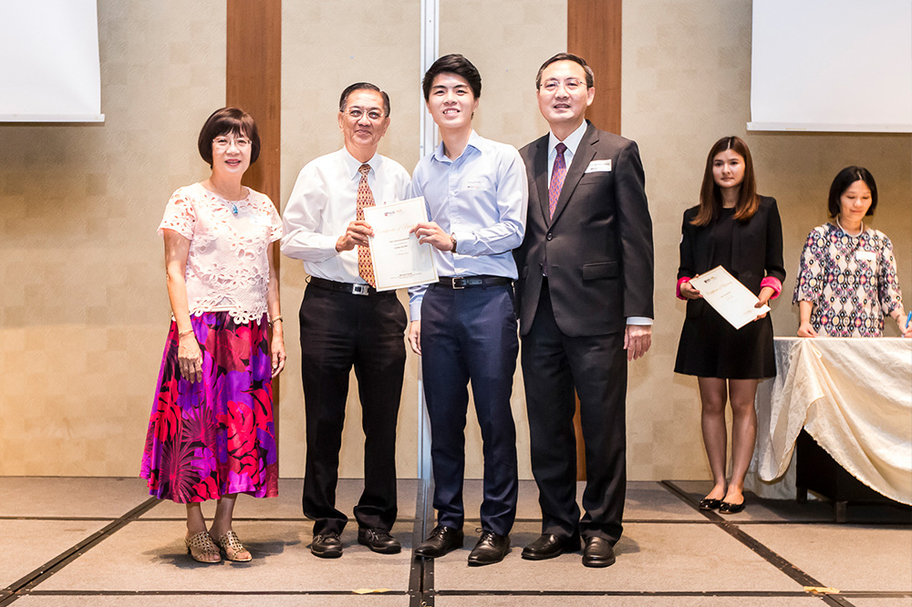 Kia Wei receiving the award from Mr Peh Chin Hua, with Vice Dean, Prof Chng Chee Kiong (right)