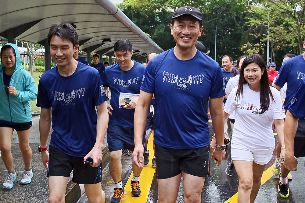 Tai Zhi with Mr Ong Ye Kung, Minister for Education (right) at NUS Bizad Charity Run 2018