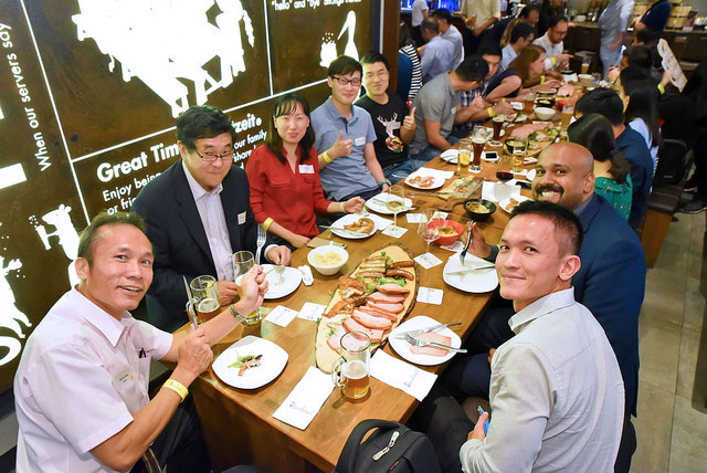 Chee Siang (bottom right) at an alumni dinner event