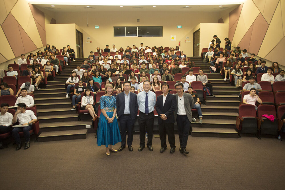 From left: Joan Tay (Executive Director of NUS Business School’s External Relations), Mr Lim Jui Siang (President of Samsung Electronics Singapore), Prof Chng Chee Kiong (Vice Dean of Undergraduate Studies), Mr Maurice Tan (Adjunct Senior Lecturer for Marketing) and Mr Howie Lau (Chief Marketing Office of Starhub)