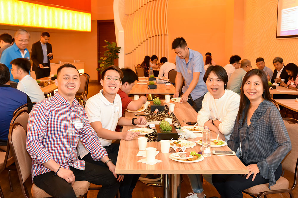 Mr Anson Dichaves (left) and NUS MBA alumnus Daniel Su (second from left) catching up at the luncheon