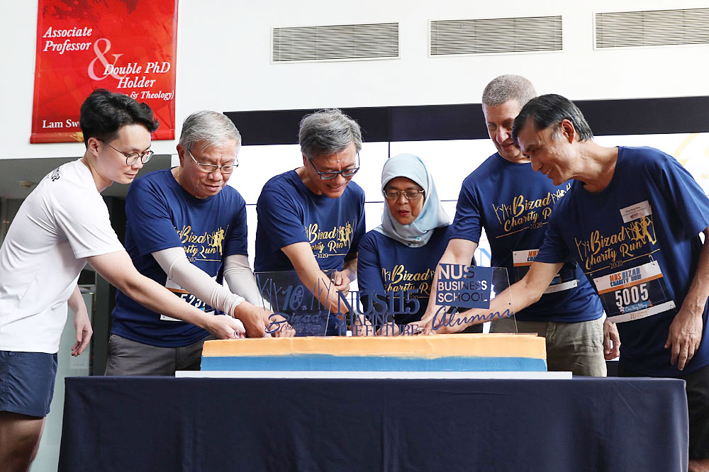 The 10<sup>th</sup> edition of the NUS Bizad Charity Run marks the start of celebration for NUS’ 115th anniversary and also NUSBSA’s 20th anniversary. (From left) BCR2020 Student Project Director Mr Darren Tan, Founding President of NUSBSA Mr Yeo Keng Joon, NUS President Prof Tan Eng Chye, President Halimah Yacob, NUS Business School Dean Prof Andrew Rose and BCR2020 Chairman Mr Chua Hung Meng. 