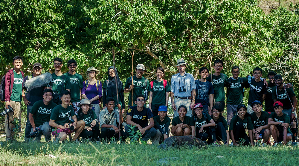 Ong Kah Jing (back row, first from left) joined the STEER Expedition with Tembusu College at Komodo National Park.