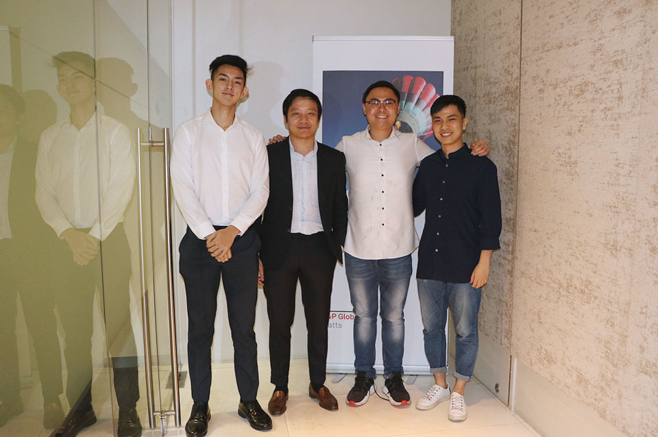 Benjamin Ho (second from left),  Bachelor of Business Administration – Finance +
2nd Major in Economics (2013); with the NUS Business School Alumni (NUSBSA) team.