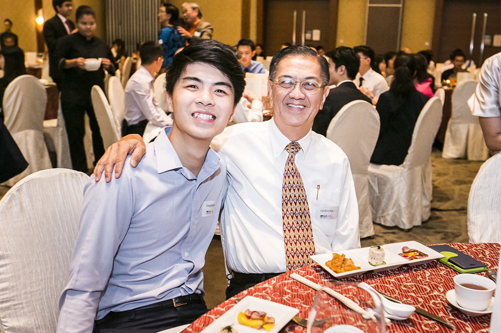 Chong Kia Wei, recipient of the Peh Chin Hua Bursary this year, together with donor Mr Peh Chin Hua (right)