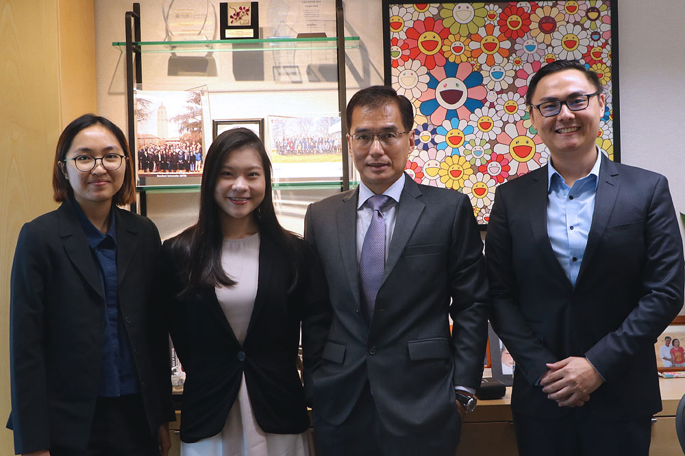 Frankie Phua (second from right), Managing Director and Head of UOB Risk Management
Bachelor of Business Administration – (1992); with the NUS Business School Alumni (NUSBSA) team.