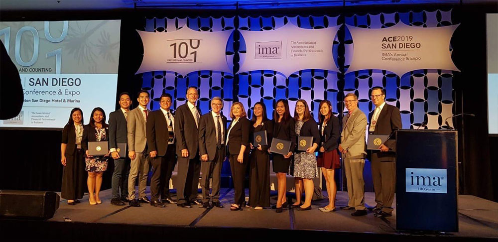 Yujing (third from right) receiving her ICMA Gold Medal at the 2019 IMA’s Annual Conference & Expo