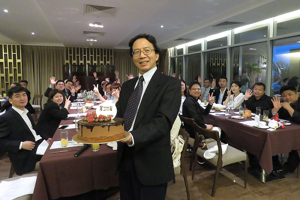 Assoc Prog Hwarng celebrates the 100th GMP – Mandarin programme at a dinner event