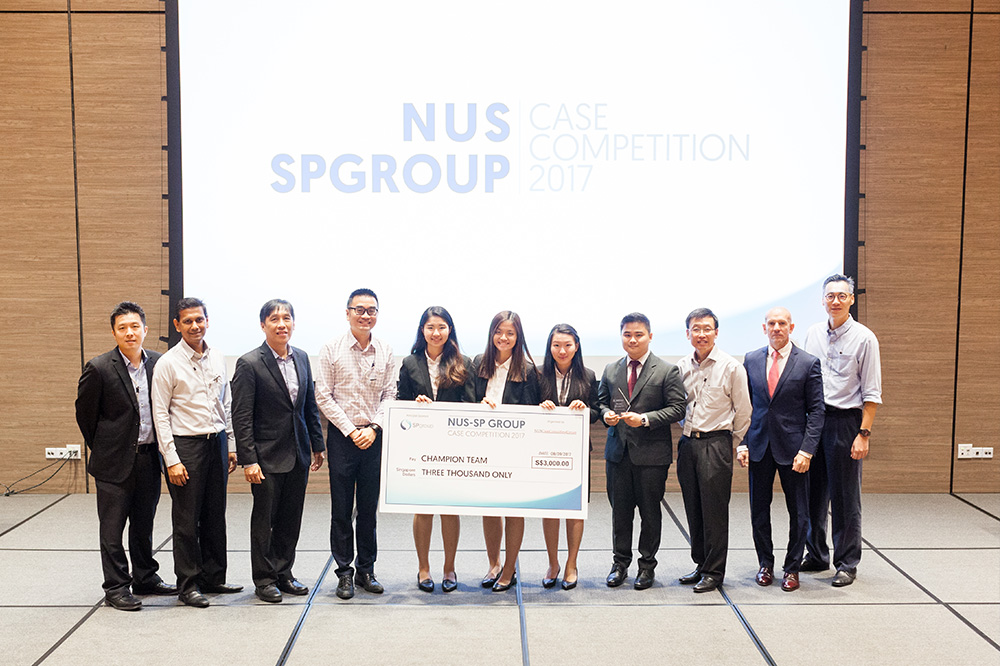 Champions Team Quantum Strategy of the National segment of the NUS-SP Case Competition, together with the panel of judges from NUS Business School and Singapore Power Group
