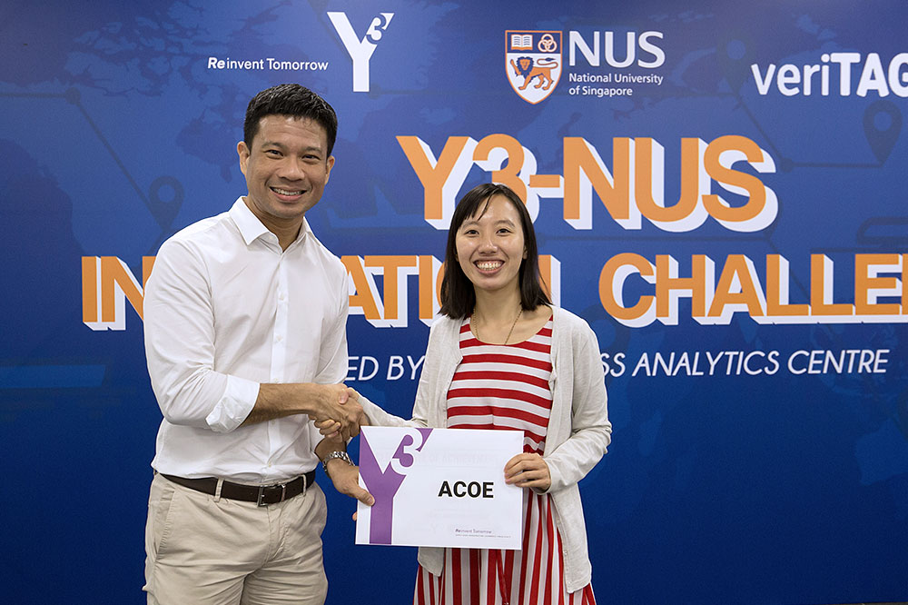 NUS MSBA alumnus Zhou Yumin receiving the prize on behalf of Team ACOE
