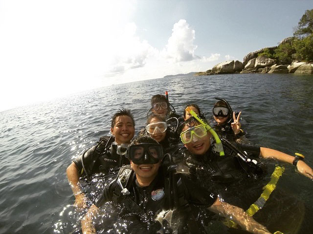 Jason (far left) bringing diving enthusiasts on a two-day diving trip to Tioman Island