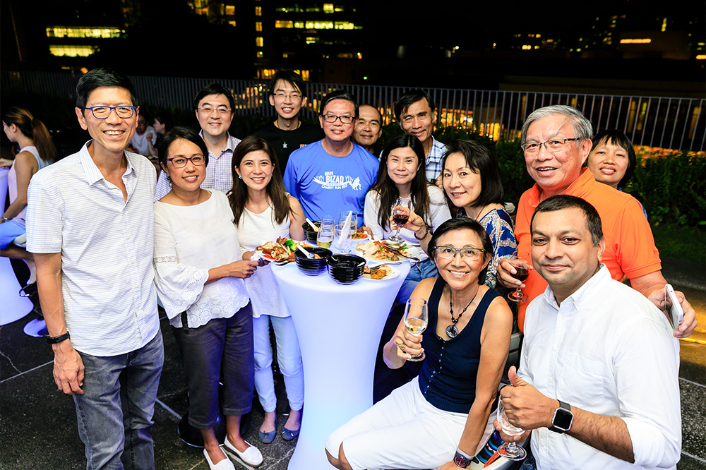 Our alumni posed for another photo with NUS President Tan Chorh Chuan at the evening’s F&B session