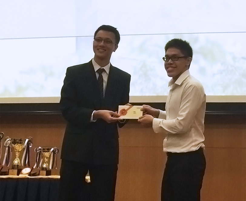 From right: Chew Wei Chun of Team Taxus who collected the prize on behalf of his team, with SMU representative.