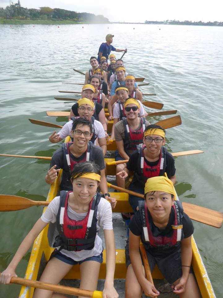 Taking my shot at a NUS Dragon Boat event. Yellow team rocks!