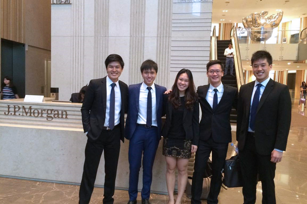 Freddie (left) with his Consulting Practicum team at J.P. Morgan presenting their proposal on the implications of FinTech within the Transaction Banking landscape