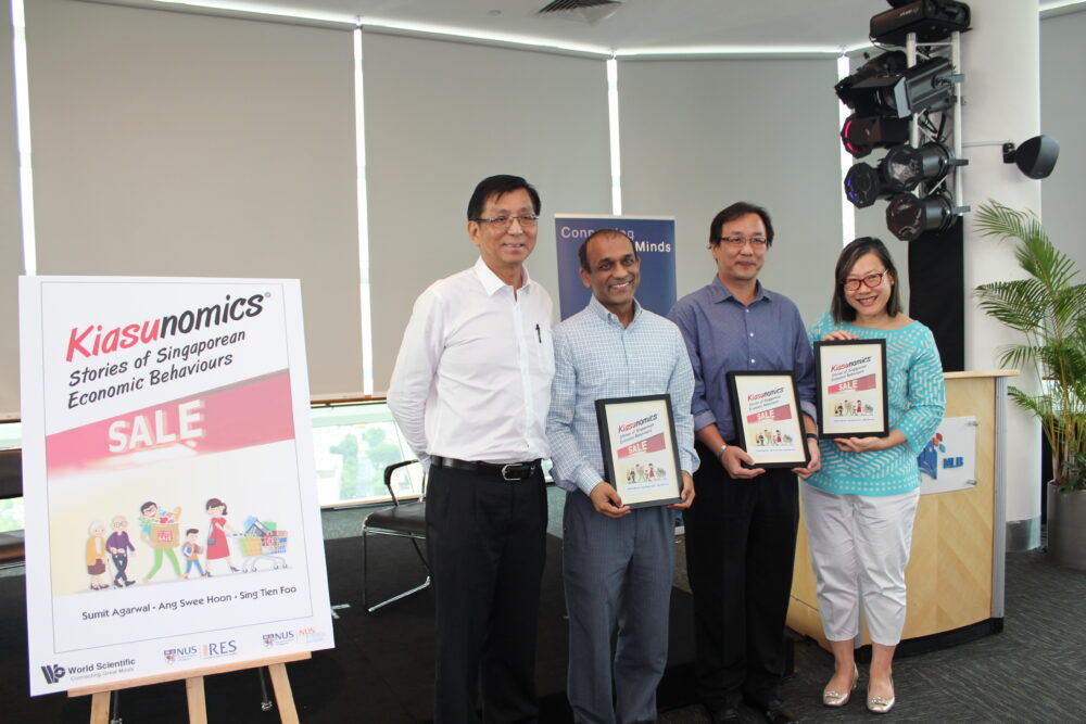 Unveiling of Kiasunomics with World Scientific publisher Chua Hong Koon, Prof Sumit Agarwal, A/P Sing Tien Foo and A/P Ang Swee Hoon