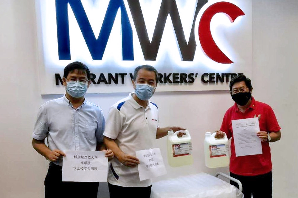 (From left to right): EMBA-Chinese Alumni Zhao Faming(28th intake) and Yang Xinping (23rd intake) delivering suplies to MWC.  Yeo Guat Kwang (MPAM Class of 2012), Assistant Director-General of NTUC and Chairman of MWC received the delivery. 
