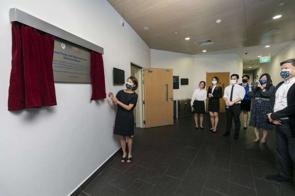 NUSBBA alumna Lee Kwai Fong unveiled the Kwai Fong and Raymond Goh Seminar Room at level 2. 