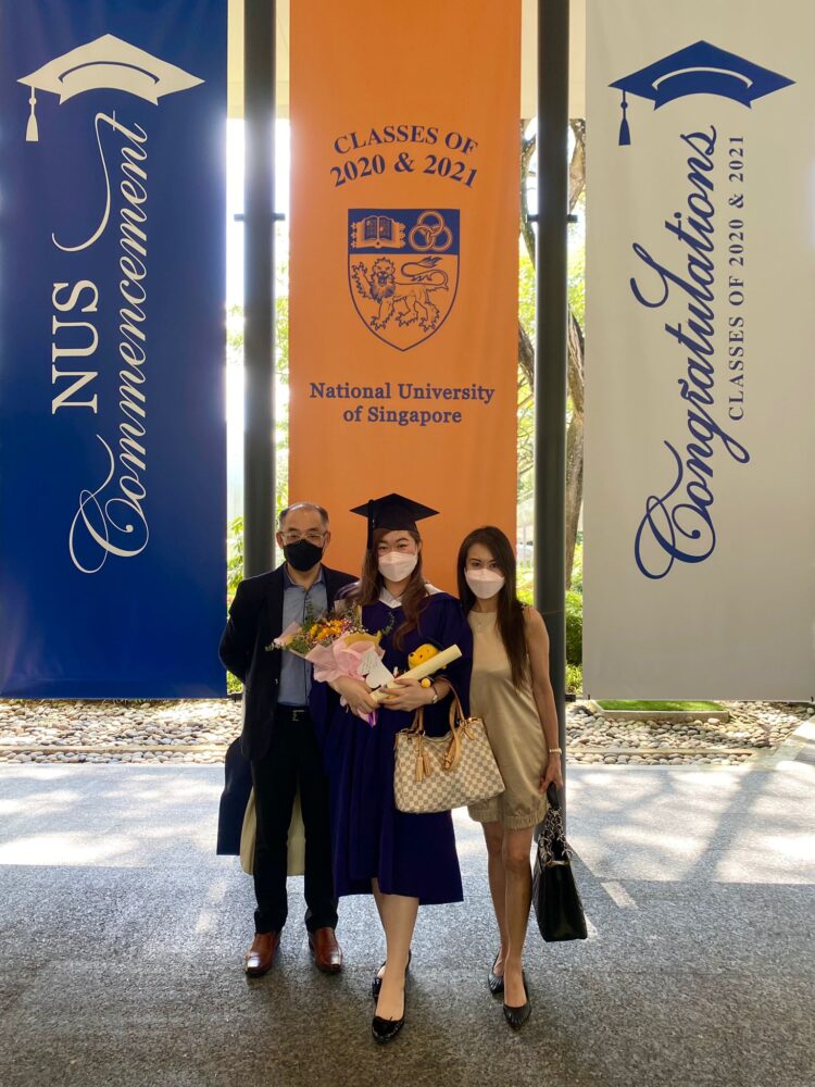 BBA Class of 2020 graduate Yeo Rae-Nyse flanked by her parents