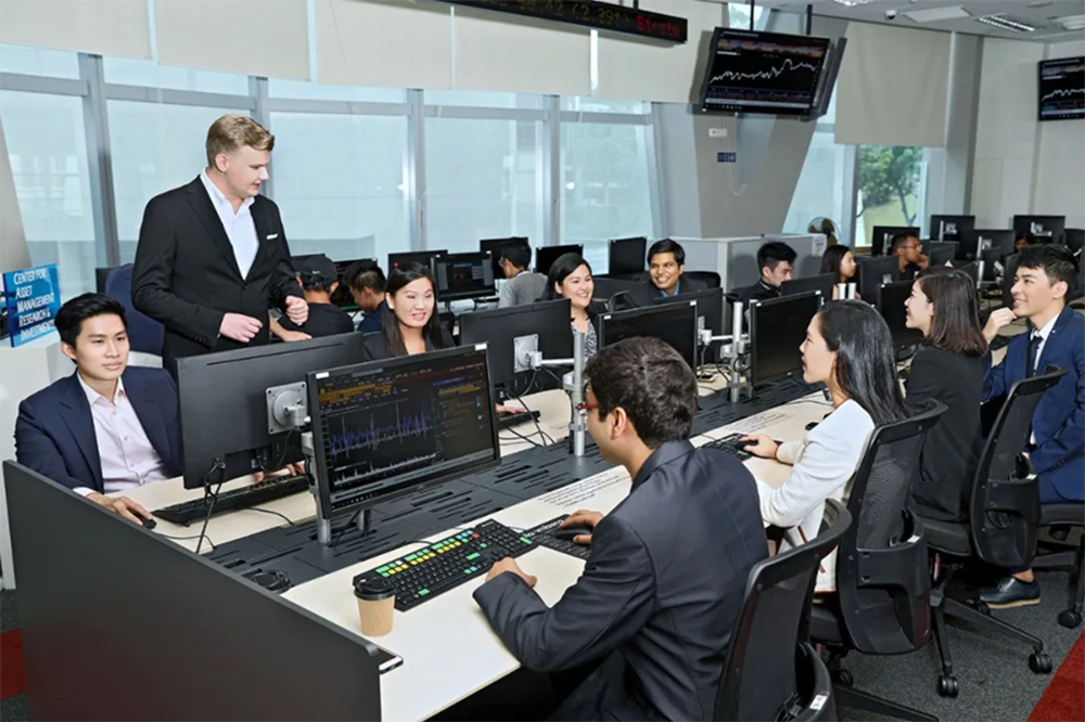 An industry expert communicating with NUS MSBA students. 
