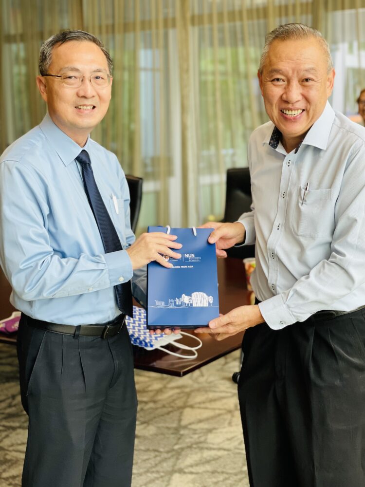 Undergraduate Studies Vice Dean, Associate Professor Chng Chee Kiong presenting a token of appreciation after an exclusive board room session