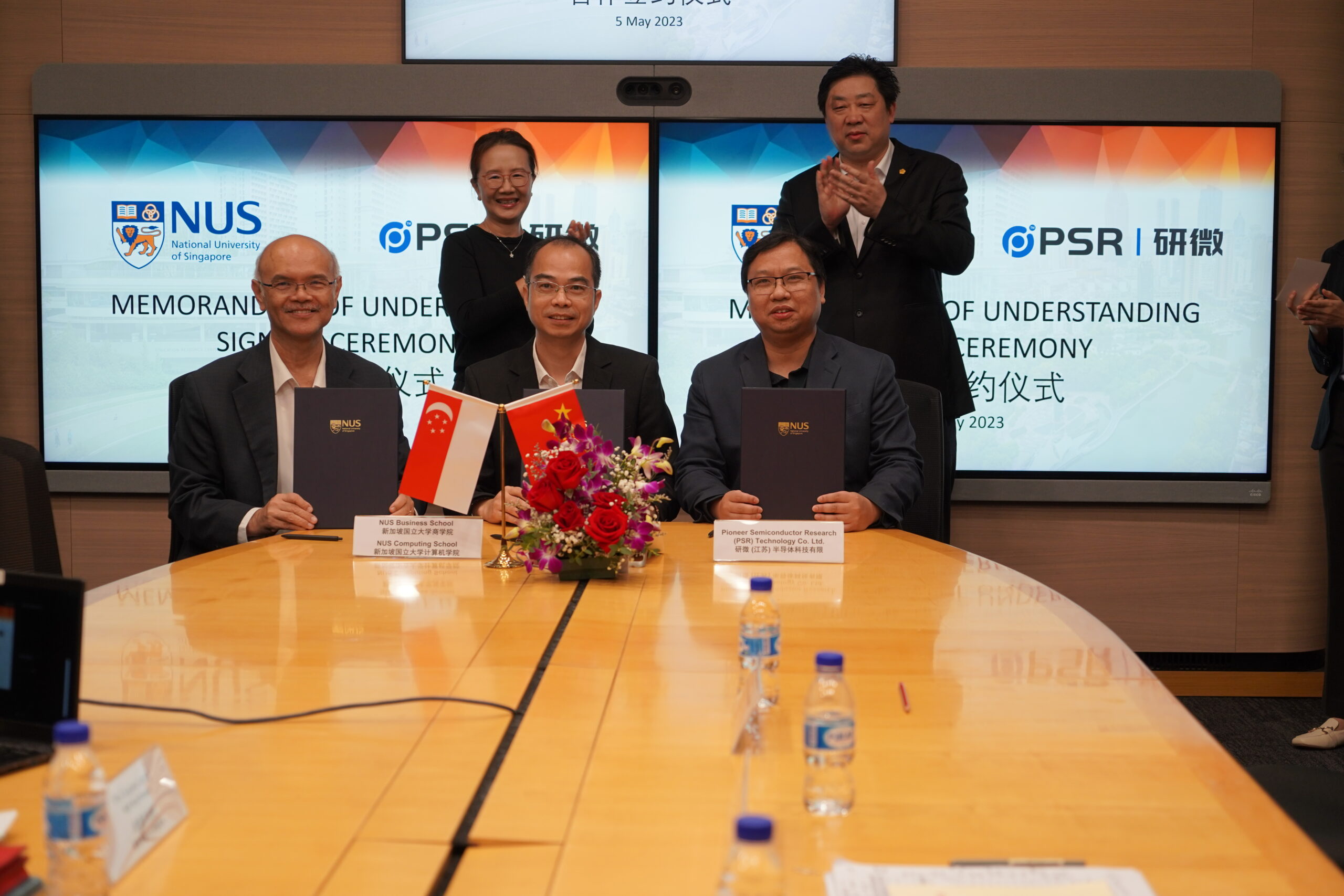 (Front row from left) Prof Khoo Siau Cheng, Co-Director, NUS Business Analytics Centre,  Prof James Pang, Co-Director of NUS Business Analytics Centre, and Dr Patrick Lin, Chairman of PSR Technology signed the agreement, witnessed by Prof Susanna Leong (back row left) and Mr Zhao Jianjun.