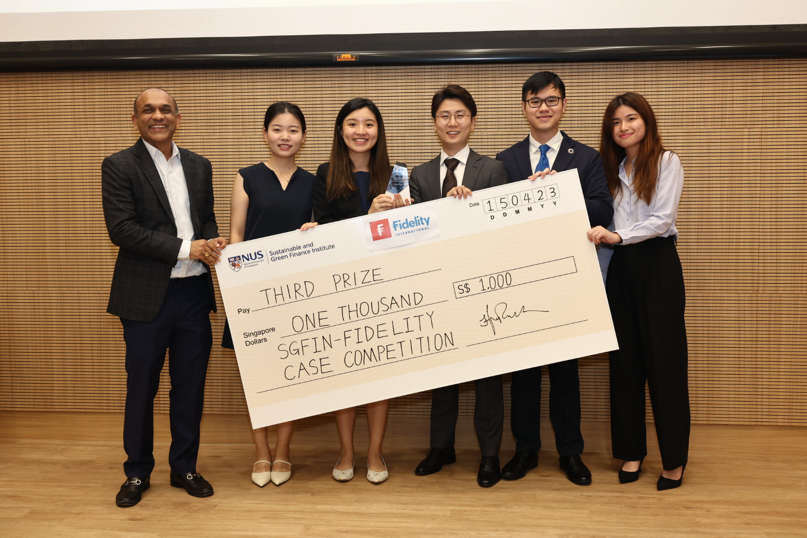 Team JCube, consisting of NUS MSc in Sustainable and Green Finance students, won the third prize. (2nd to 5th position from left) He Xi, Zhao Jianxin, Liu Jiahuan, and Jefferson. They proposed the idea of building an ecosystem that allows for economies of scale to be reaped by a coordinated SME sector. This means that aspects such as financing, installing, measuring, monitoring and reporting could be achieved with lower costs.