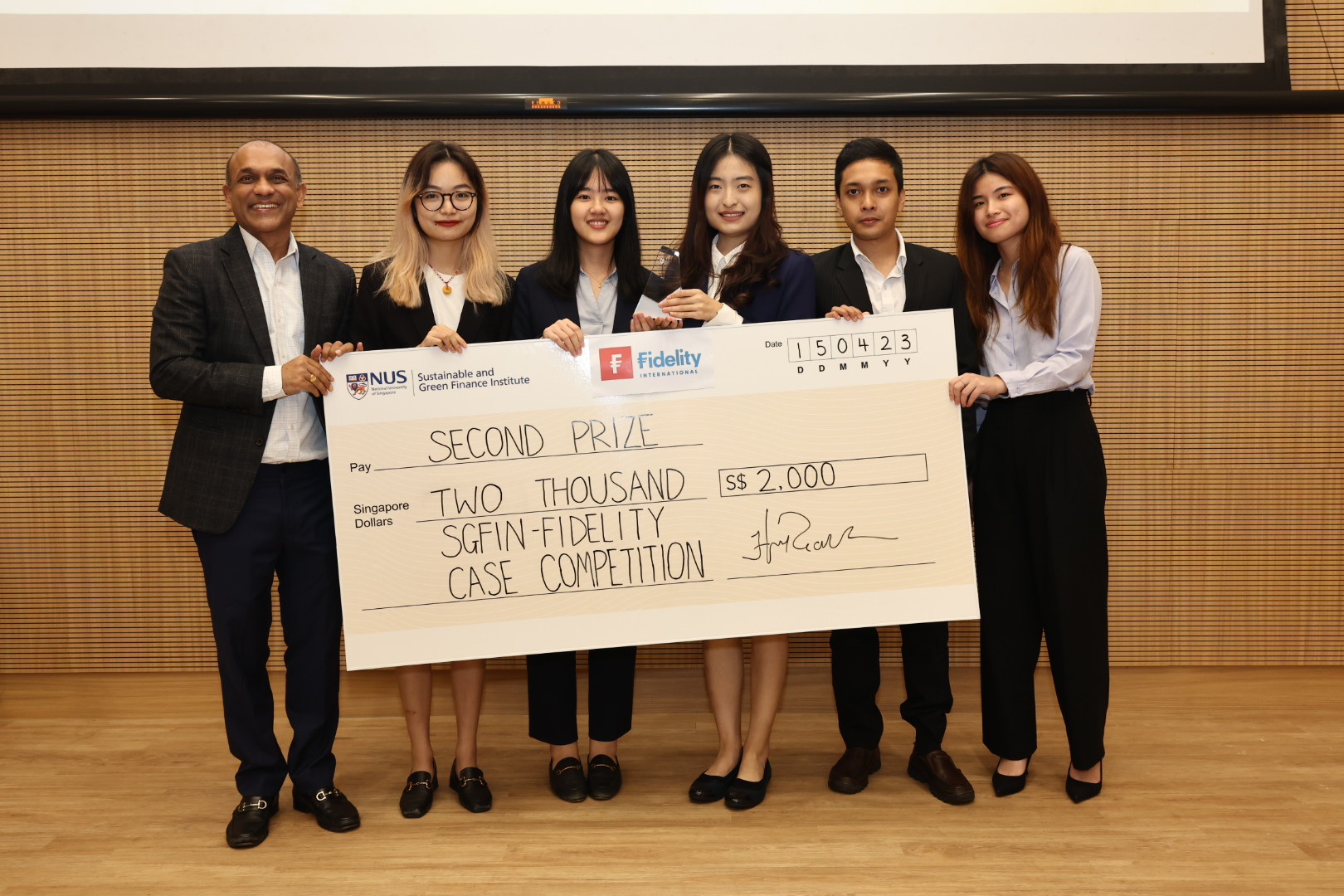The second prize went to Team A2Z, consisting of NUS MSc in Finance students Qian Luyin, Li Mengxue, Wang Yiqian and Thet Naing Win (2nd to 5th position from left). The team took the initiative to interview SME owners to understand their needs and concerns for the energy transition. Most SMEs were willing to make the switch if administrative and financial barriers were reduced. One interesting point brought up by the team was that as these owners mostly rented their business premises, they could not make independent decisions regarding the energy transition. 
