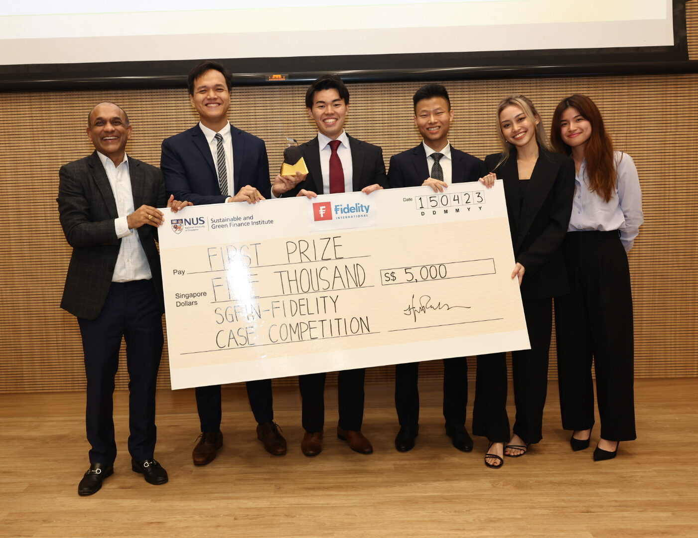 The first prize goes to Team Rainforest Consulting, consisting of business undergrads Phyo Thet Khine, Kohki Higashitani, Herbert Lim Jing Kang and Gwyneth Lee Shi Xuan (2nd to 5th from left). Low Tuck Kwong Distinguished Professor of Finance Sumit Agarwal (1st from left), who is also Managing Director of SGFIN, and Ms Kess Leung (far right), representative of Fidelity International, presented the prize. The team’s novel idea of the SME adopting a Power Purchase Agreement (PPA) from a partner and buying the remaining electricity off the grid catered to the interests of various stakeholders. The practicality of their business analytical skills impressed both the audience and the judges. 