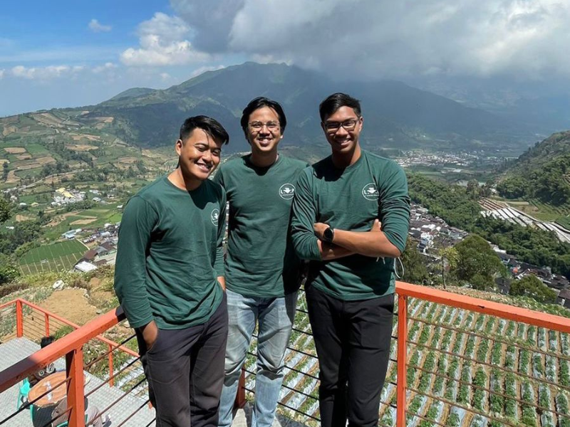 Rafi (right) with members of the Lintas leadership team at one of their partners' farm.